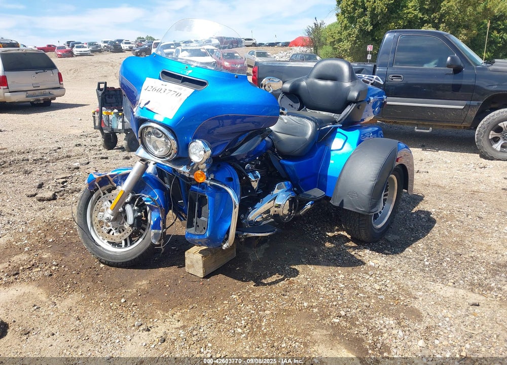 2017 HARLEY-DAVIDSON FLHTCUTG TRI GLIDE ULTRA VIN: 1HD1MAD13HB854271