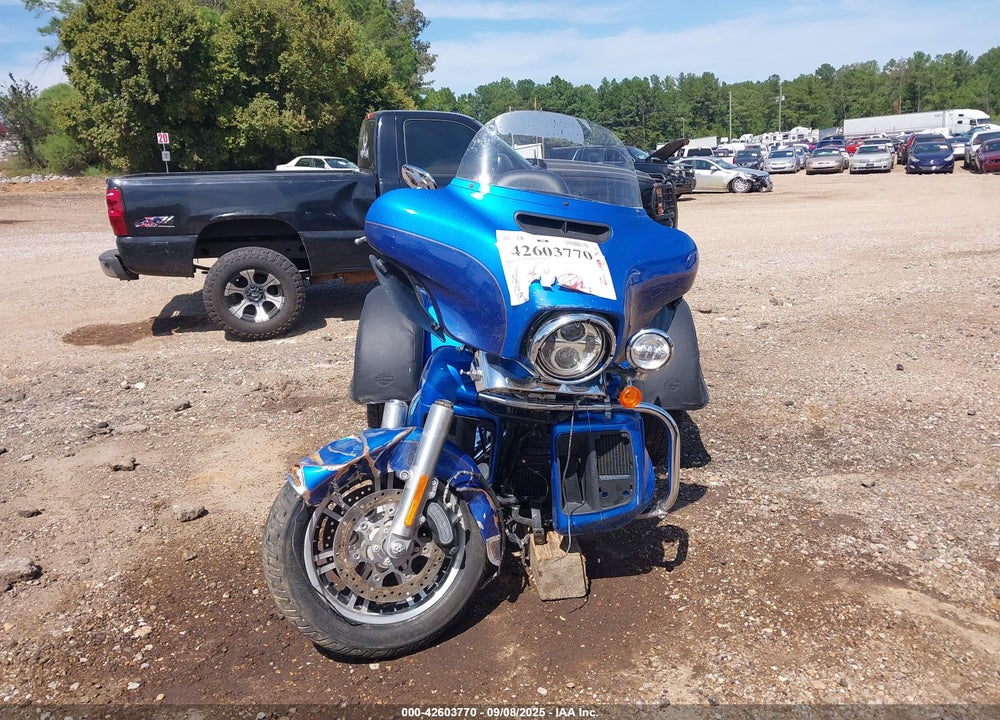 2017 HARLEY-DAVIDSON FLHTCUTG TRI GLIDE ULTRA VIN: 1HD1MAD13HB854271
