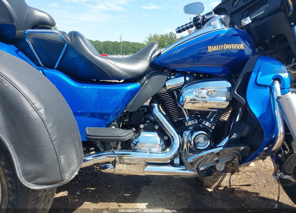 2017 HARLEY-DAVIDSON FLHTCUTG TRI GLIDE ULTRA VIN: 1HD1MAD13HB854271