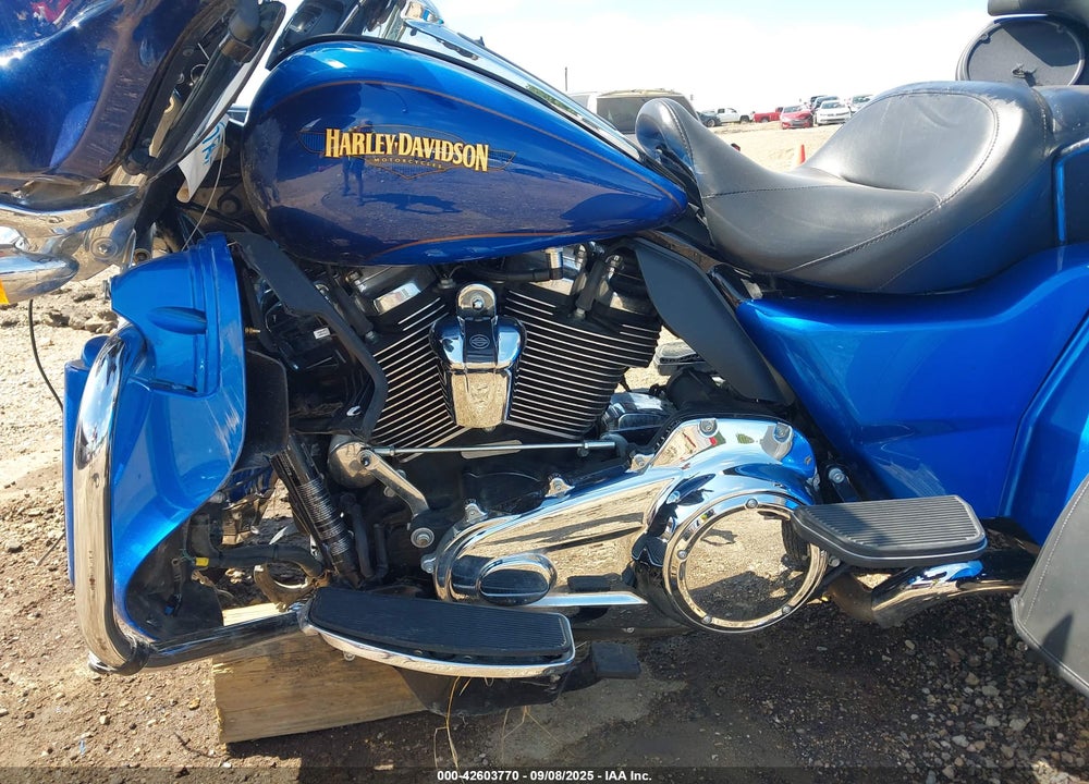 2017 HARLEY-DAVIDSON FLHTCUTG TRI GLIDE ULTRA VIN: 1HD1MAD13HB854271