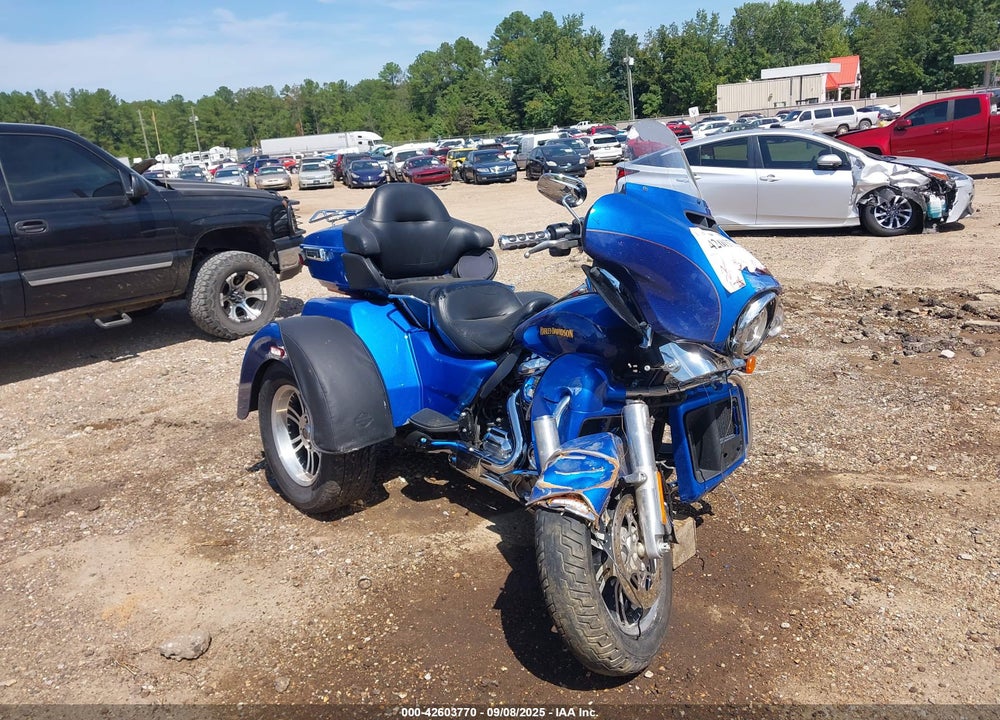 2017 HARLEY-DAVIDSON FLHTCUTG TRI GLIDE ULTRA VIN: 1HD1MAD13HB854271