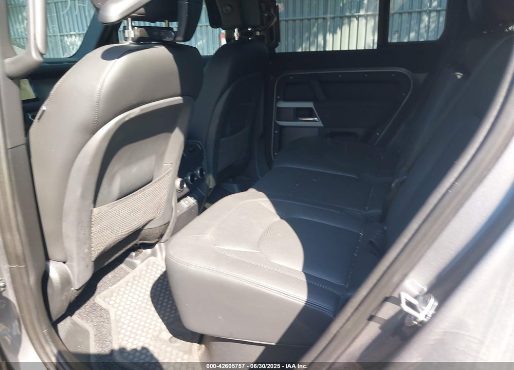 2023 LAND ROVER DEFENDER VIN: SALEJ7EXXP2205706