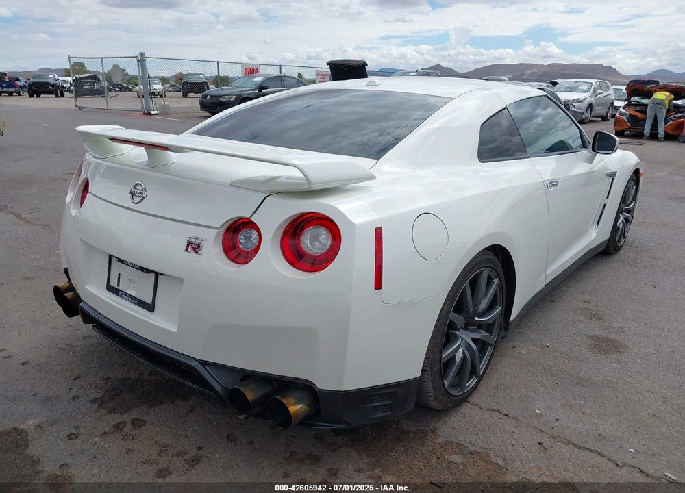 2015 NISSAN GT-R VIN: JN1AR5EF2FM280528