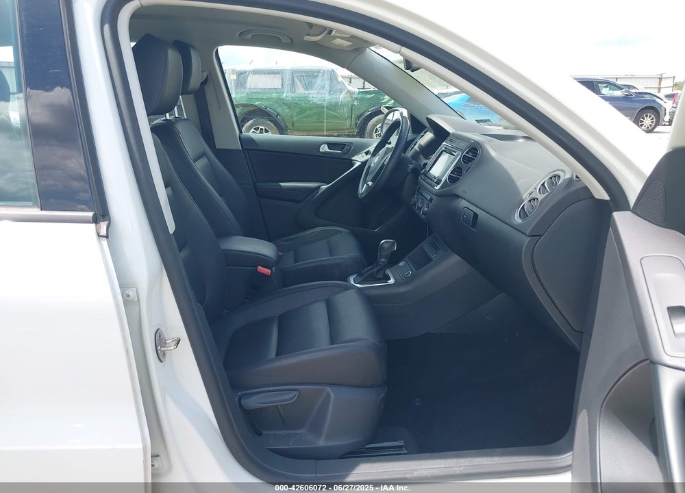 2017 VOLKSWAGEN TIGUAN VIN: WVGAV7AX3HK018868