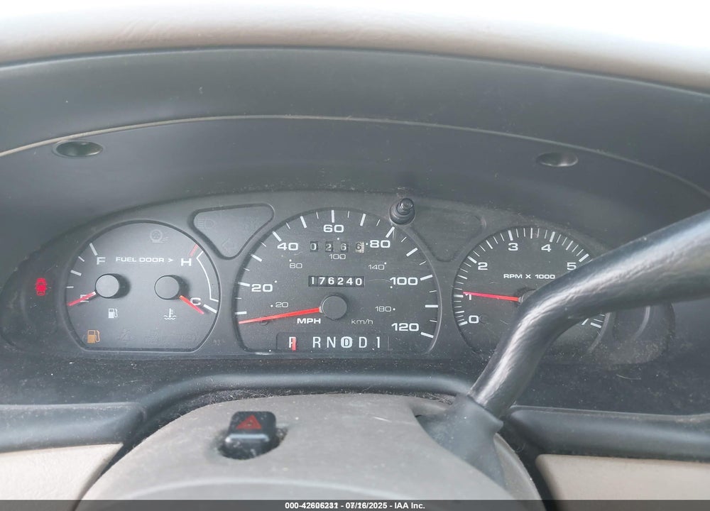 2001 FORD TAURUS SE VIN: 1FAFP53211A269576