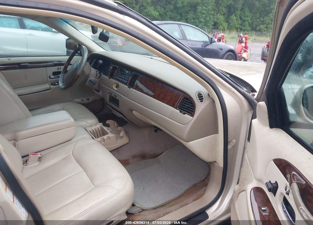 2000 LINCOLN TOWN CAR CARTIER VIN: 1LNHM83W1YY856955