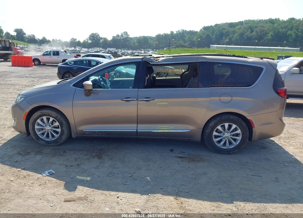 2018 CHRYSLER PACIFICA TOURING L VIN: 2C4RC1BGXJR148937