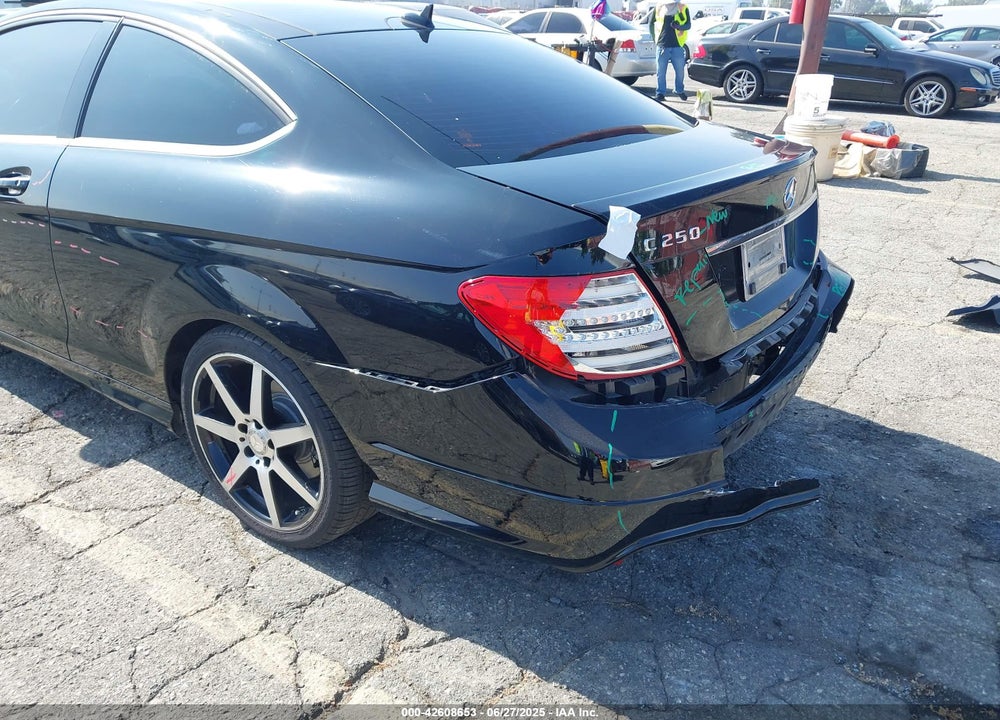 2015 MERCEDES-BENZ C CLASS VIN: WDDGJ4HB7FG390528
