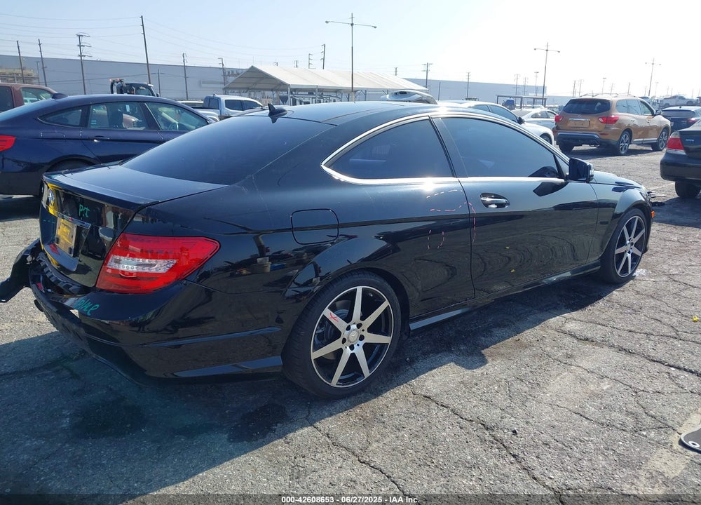 2015 MERCEDES-BENZ C CLASS VIN: WDDGJ4HB7FG390528