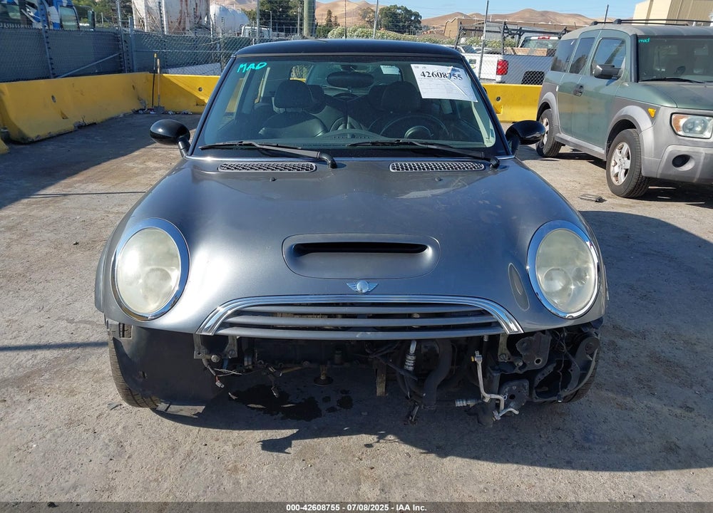 2003 MINI COOPER S VIN: WMWRE33423TD68269