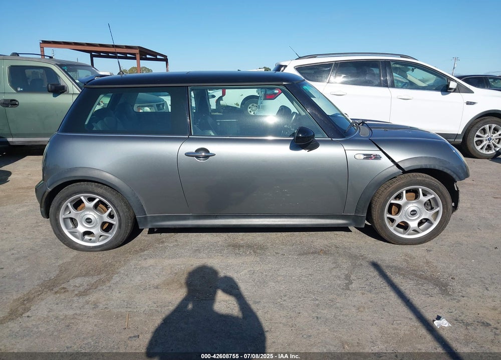 2003 MINI COOPER S VIN: WMWRE33423TD68269