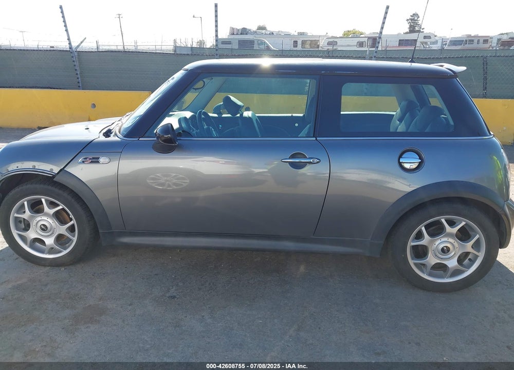 2003 MINI COOPER S VIN: WMWRE33423TD68269