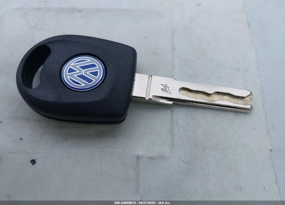 2001 VOLKSWAGEN NEW BEETLE GLX VIN: 3VWDD21CX1M461180