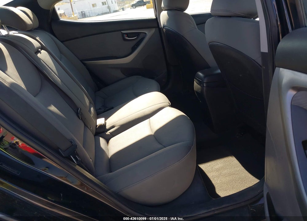 2012 HYUNDAI ELANTRA VIN: 5NPDH4AE8CH117702