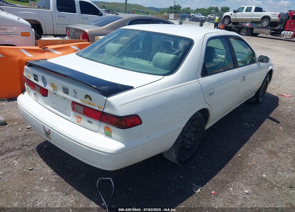 1997 TOYOTA CAMRY LE VIN: 4T1BG22K7VU824880