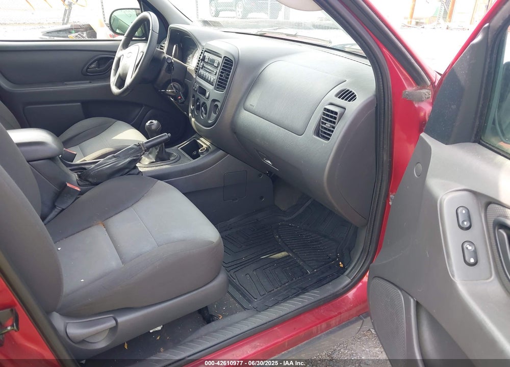 2005 FORD ESCAPE XLS VIN: 1FMYU92ZX5KB50325