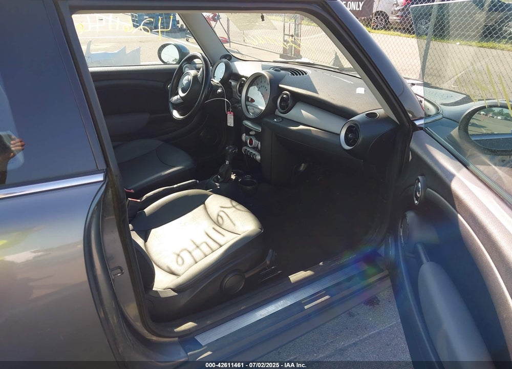 2010 MINI COOPER VIN: WMWMF3C51ATZ61146