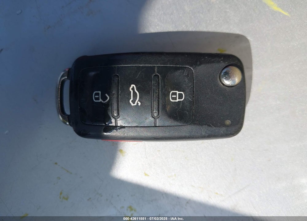 2015 VOLKSWAGEN PASSAT VIN: 1VWAT7A37FC085923