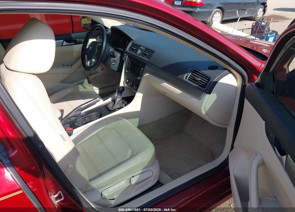 2015 VOLKSWAGEN PASSAT VIN: 1VWAT7A37FC085923
