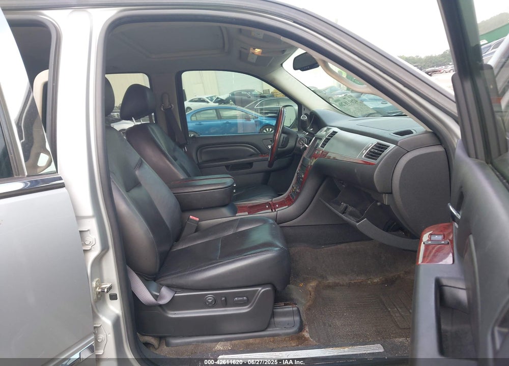 2011 CADILLAC ESCALADE VIN: 1GYS3AEF9BR268475