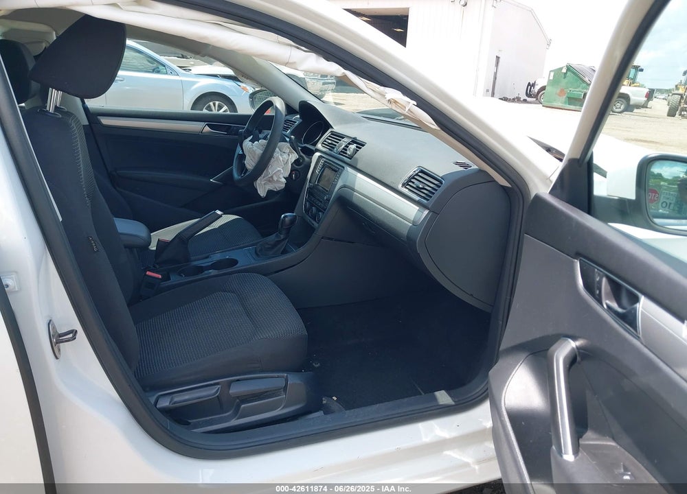 2017 VOLKSWAGEN PASSAT VIN: 1VWAT7A30HC016932