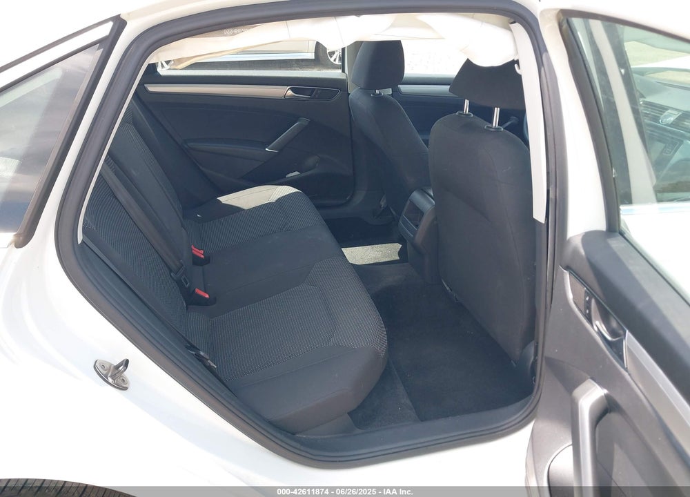 2017 VOLKSWAGEN PASSAT VIN: 1VWAT7A30HC016932