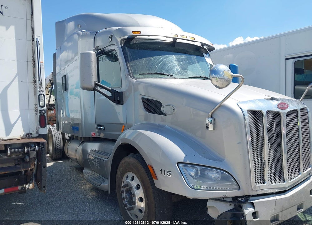 2015 PETERBILT 579 VIN: 1XPBDP9X1FD285894