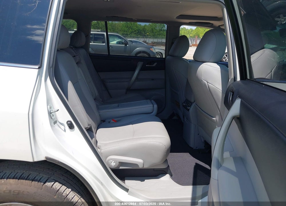 2011 TOYOTA HIGHLANDER VIN: 5TDZK3EH5BS027325