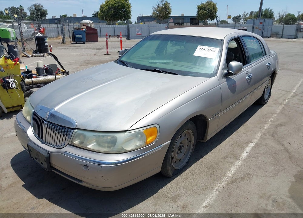1999 LINCOLN TOWN CAR SIGNATURE VIN: 1LNHM82W5XY699589