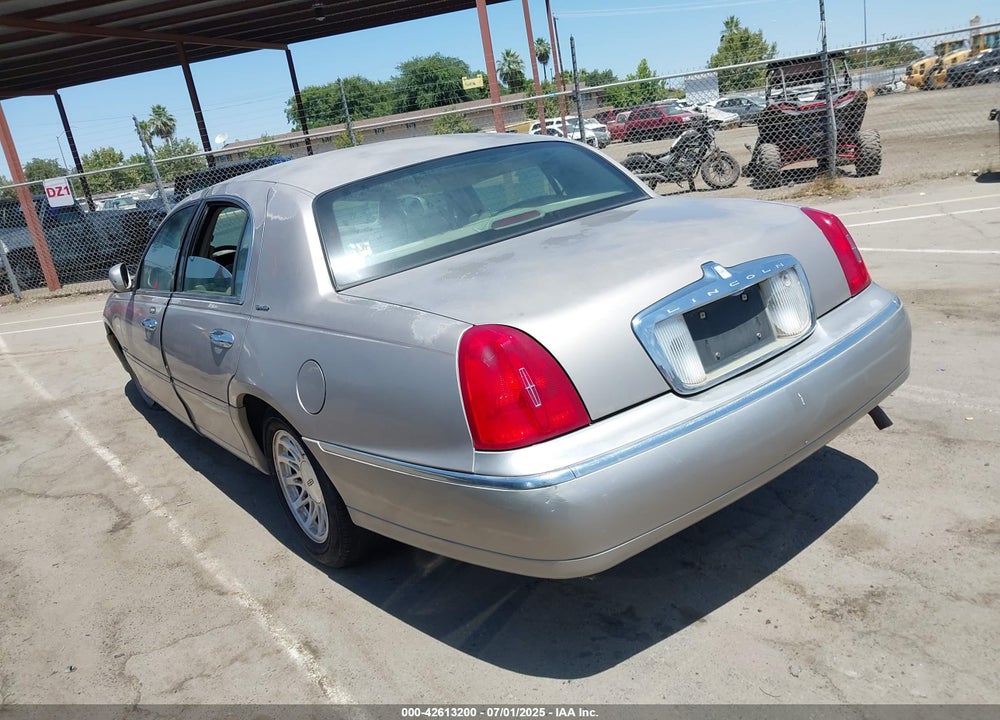 1999 LINCOLN TOWN CAR SIGNATURE VIN: 1LNHM82W5XY699589