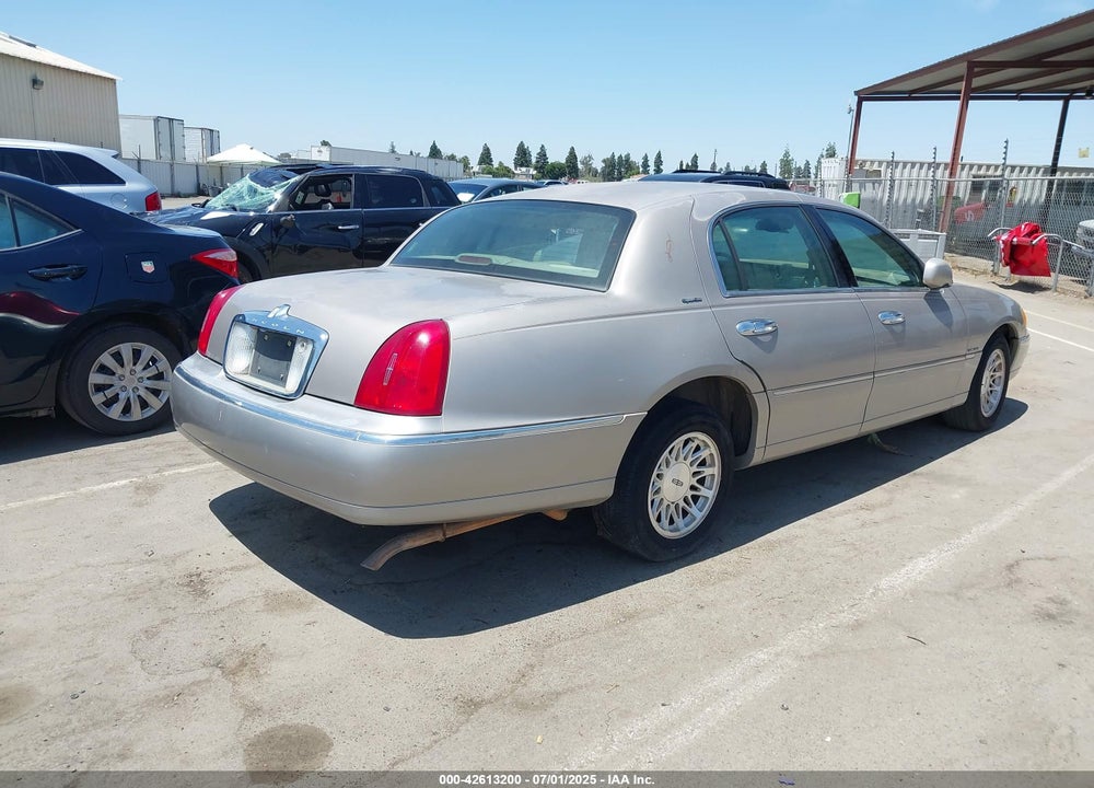 1999 LINCOLN TOWN CAR SIGNATURE VIN: 1LNHM82W5XY699589