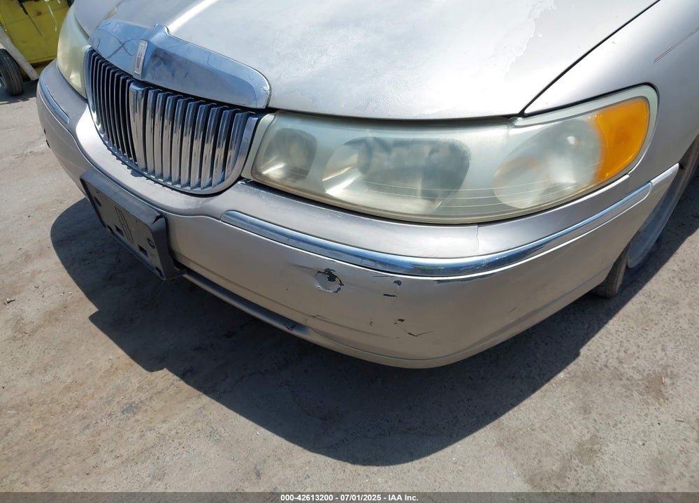 1999 LINCOLN TOWN CAR SIGNATURE VIN: 1LNHM82W5XY699589