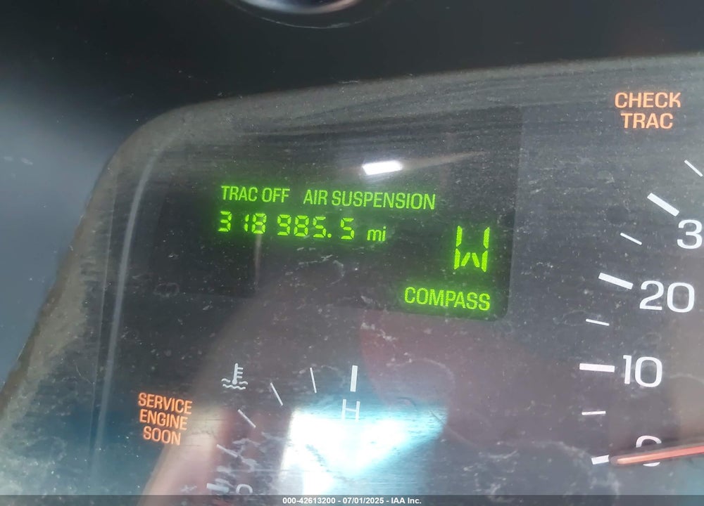1999 LINCOLN TOWN CAR SIGNATURE VIN: 1LNHM82W5XY699589