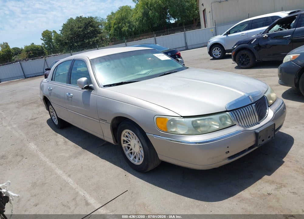 1999 LINCOLN TOWN CAR SIGNATURE VIN: 1LNHM82W5XY699589