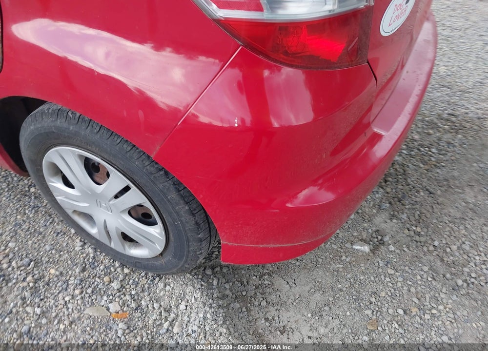 2011 HONDA FIT VIN: JHMGE8H31BS010054