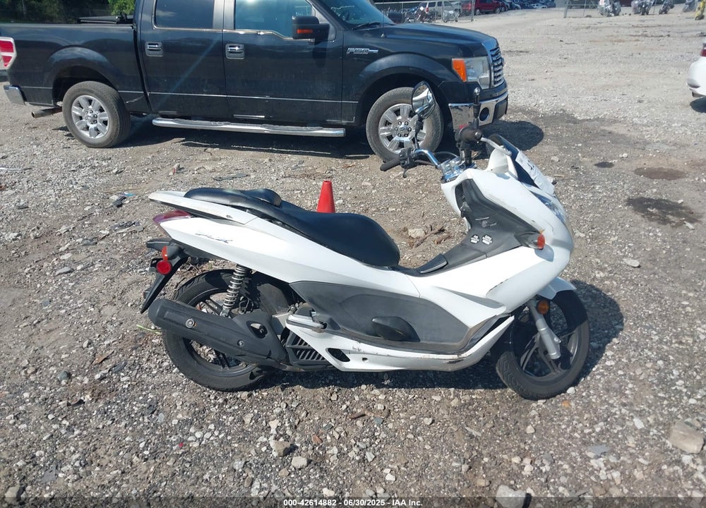 2011 HONDA PCX VIN: MLHJF2800B5000134