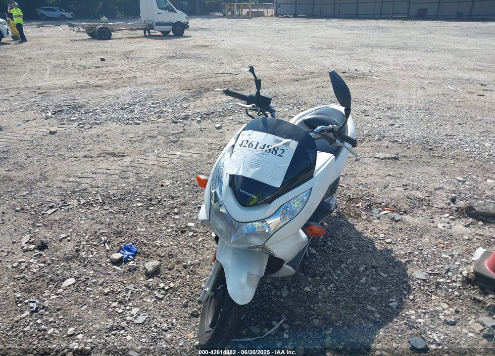 2011 HONDA PCX VIN: MLHJF2800B5000134