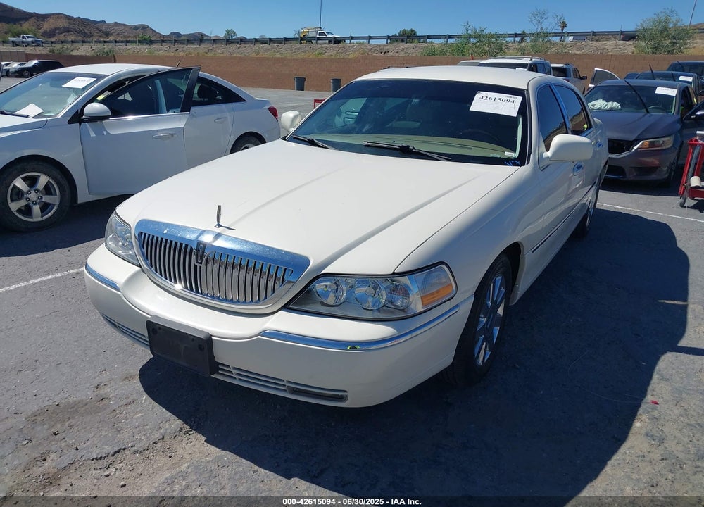 2007 LINCOLN TOWN CAR VIN: 1LNHM83WX7Y605415