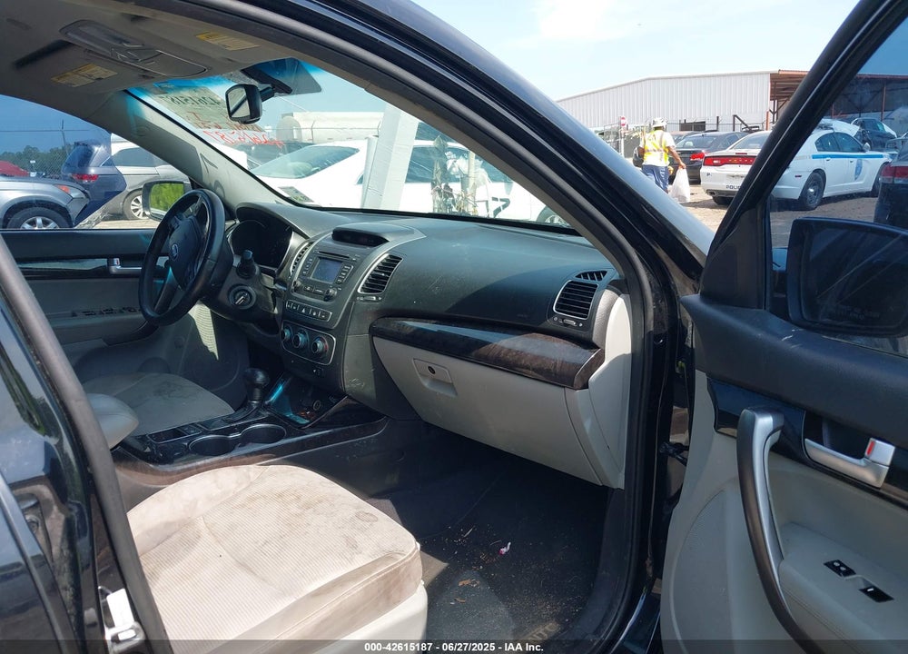 2014 KIA SORENTO VIN: 5XYKT3A65EG445145