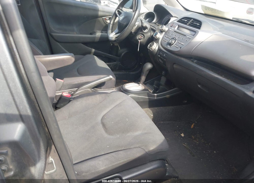 2011 HONDA FIT VIN: JHMGE8H55BS005408
