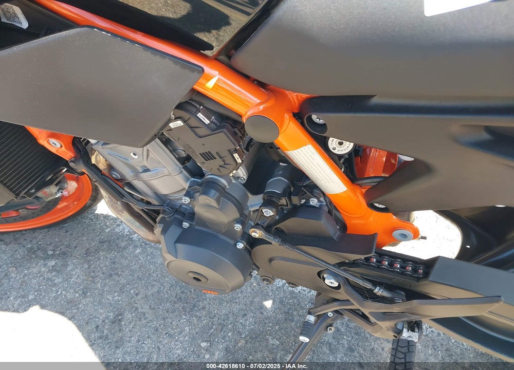 2023 KTM 890 DUKE R VIN: VBKTU9407PM848801