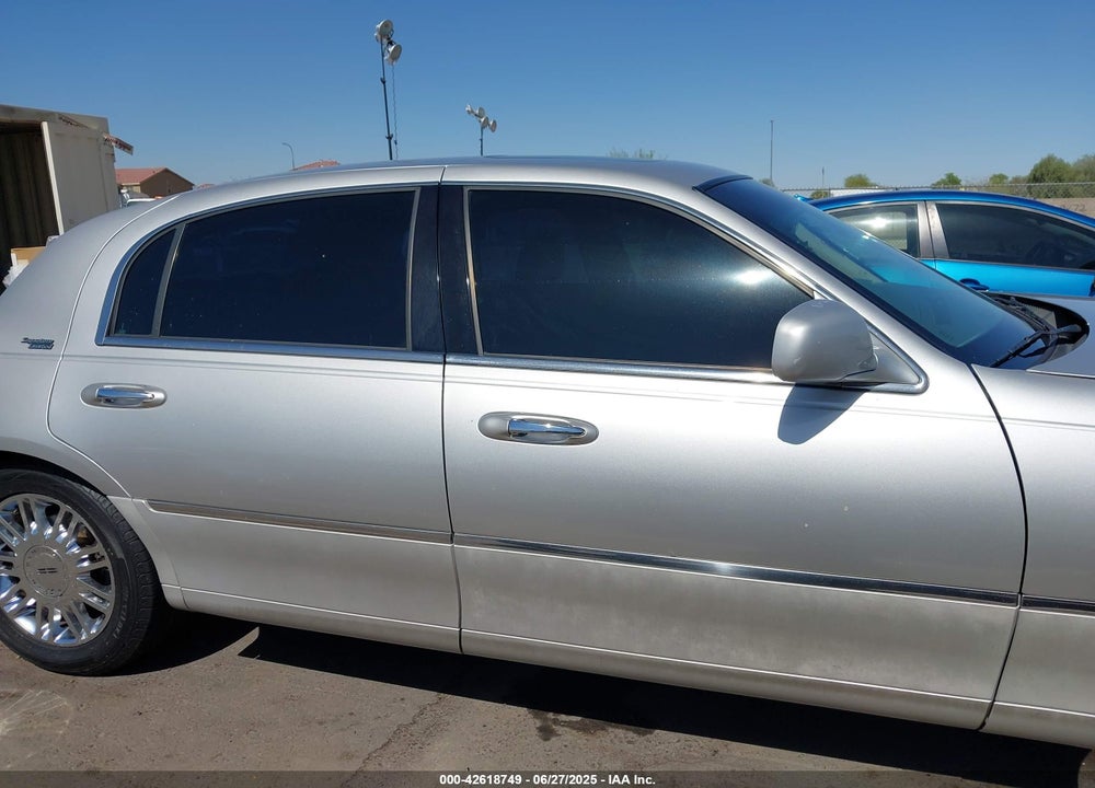2007 LINCOLN TOWN CAR VIN: 1LNHM82W67Y624724
