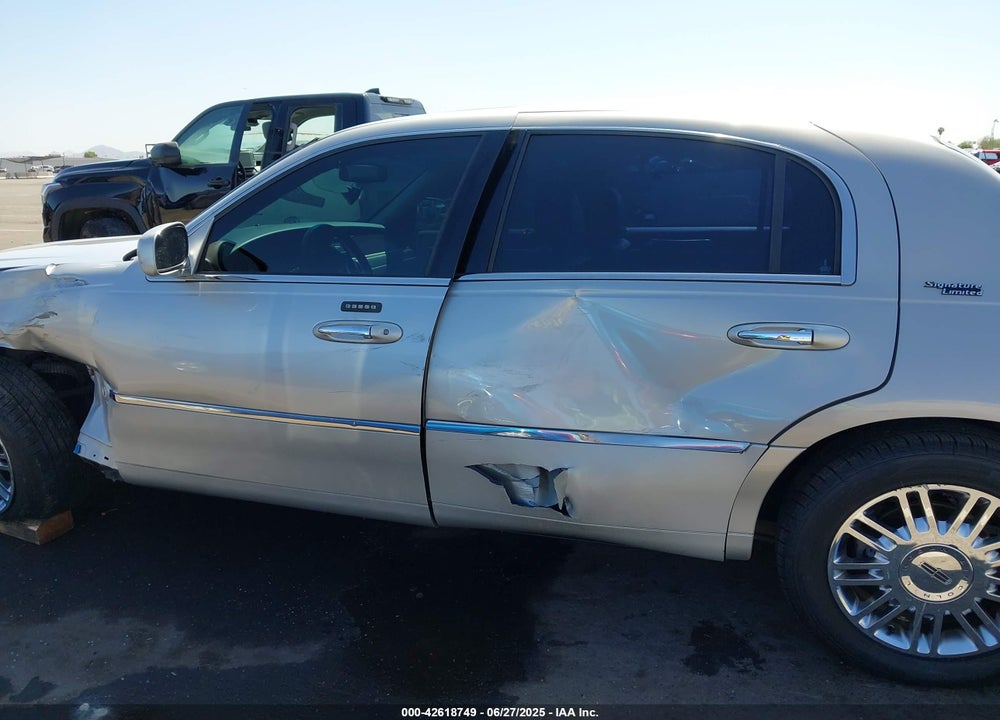 2007 LINCOLN TOWN CAR VIN: 1LNHM82W67Y624724
