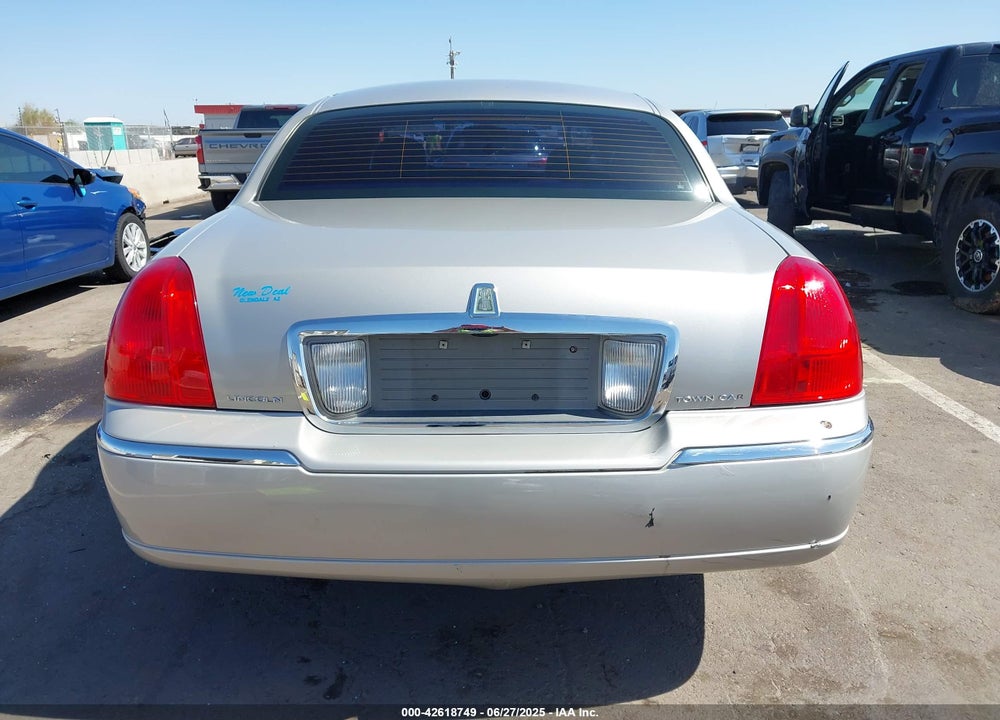 2007 LINCOLN TOWN CAR VIN: 1LNHM82W67Y624724