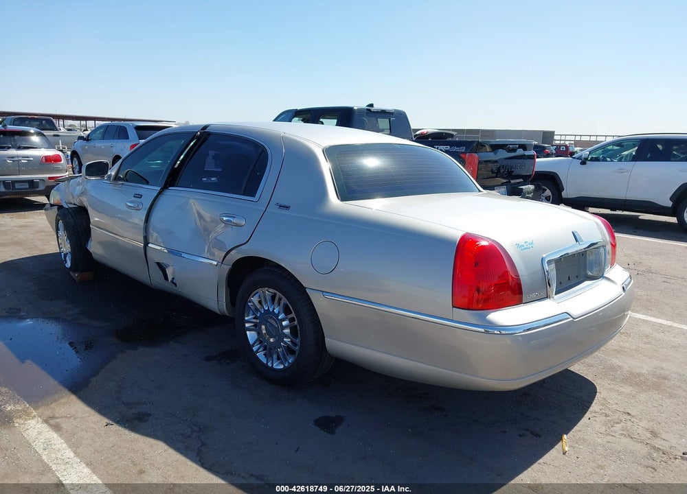 2007 LINCOLN TOWN CAR VIN: 1LNHM82W67Y624724