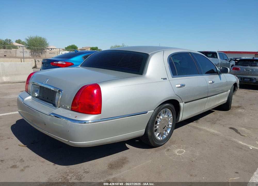 2007 LINCOLN TOWN CAR VIN: 1LNHM82W67Y624724