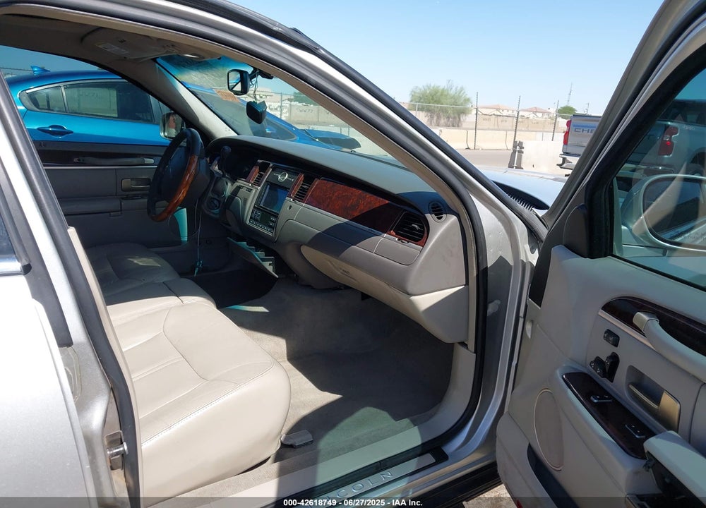 2007 LINCOLN TOWN CAR VIN: 1LNHM82W67Y624724