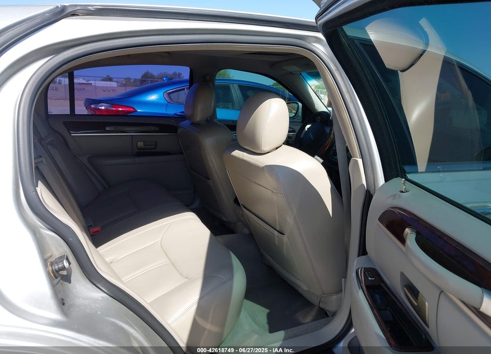 2007 LINCOLN TOWN CAR VIN: 1LNHM82W67Y624724