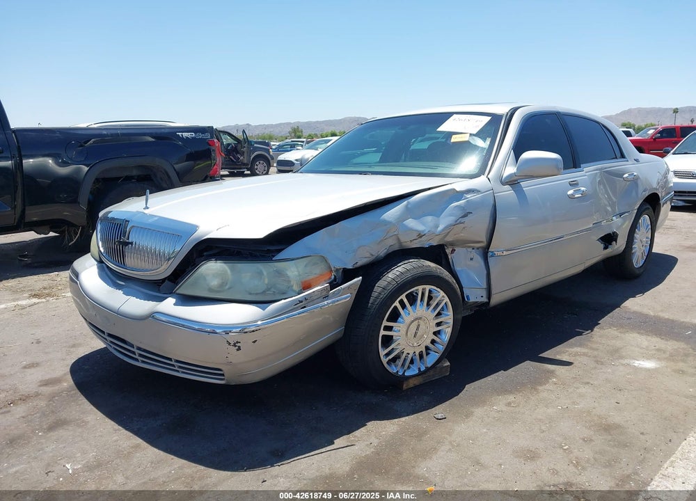 2007 LINCOLN TOWN CAR VIN: 1LNHM82W67Y624724