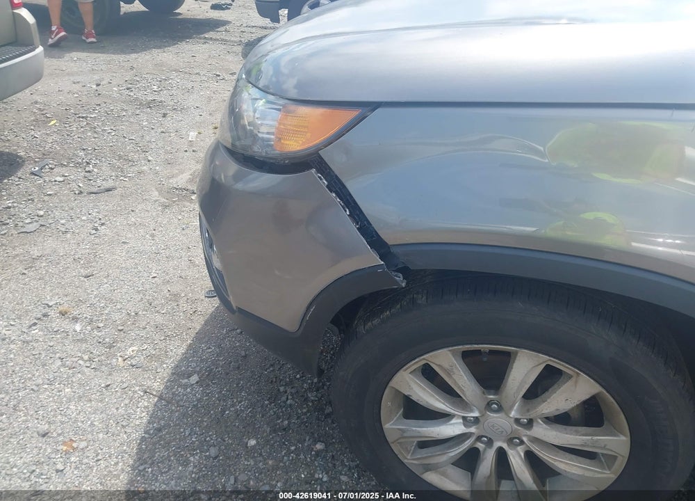 2011 KIA SORENTO VIN: 5XYKTDA27BG063732